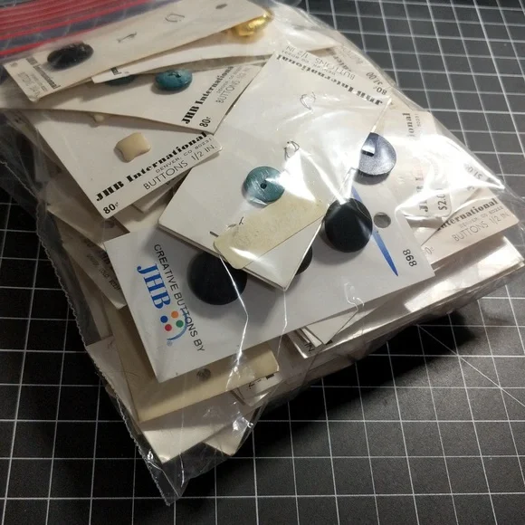 Massive vintage button bundle close to 5lbs - Picture 8 of 13